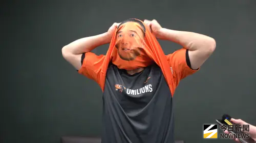 ▲統一獅陳鏞基在胡金龍引退賽後，受訪時穿著印有「金龍」的T恤。（圖／記者陳云茹攝,2025.09.20）