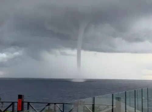小琉球「超巨大水龍捲」現蹤！擎天巨柱狂翻騰　萬人震撼：太壯觀
