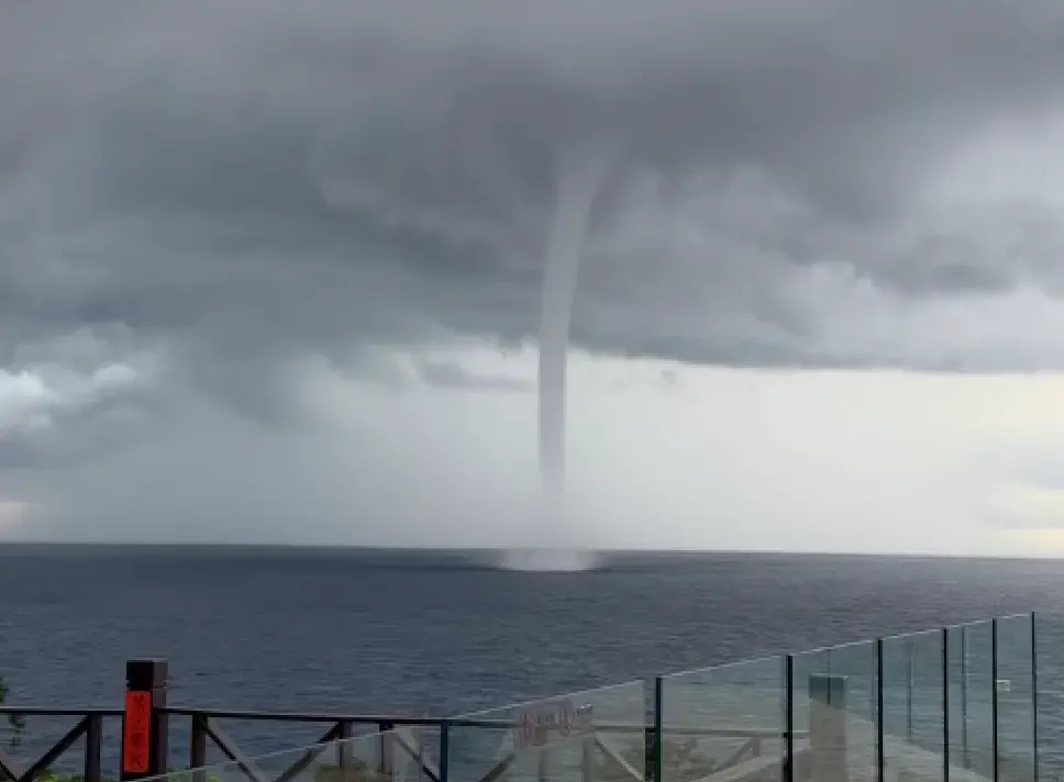 ▲小琉球西方海面20日下午驚現巨大水龍捲，景象壯觀猶如「擎天巨柱」，引來超過將近萬名網友朝聖，紛紛留言直呼震撼。（圖／翻攝自Threads@ygt1016）