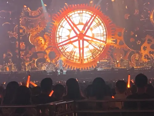 ▲周華健今（20）日晚間在台北小巨蛋開唱，沒想到第一首就遇到麥克風沒聲音，他幽默談話化解尷尬，又重新唱一次，彌補歌迷。（圖／記者李欣恬攝影）