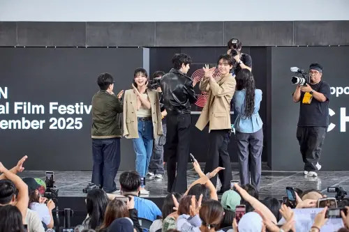 ▲金裕貞、金度勳等人在釜山影展宣傳《親愛的X》，雙手比XX，被韓媒拿來當作否認戀情的新聞照。（圖／釜山影展IG@busanfilmfes）