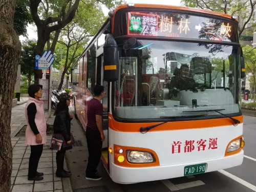 ▲雙北有許多「跳蛙公車」，提供民眾通勤、通學使用，以「隔站停靠」方式行駛，透過「跳蛙公車APP」，讓乘客提出特定時間與地點的搭乘需求，累積足夠人數後，公車業者就會開通該路線。（圖／新北市交通局提供）