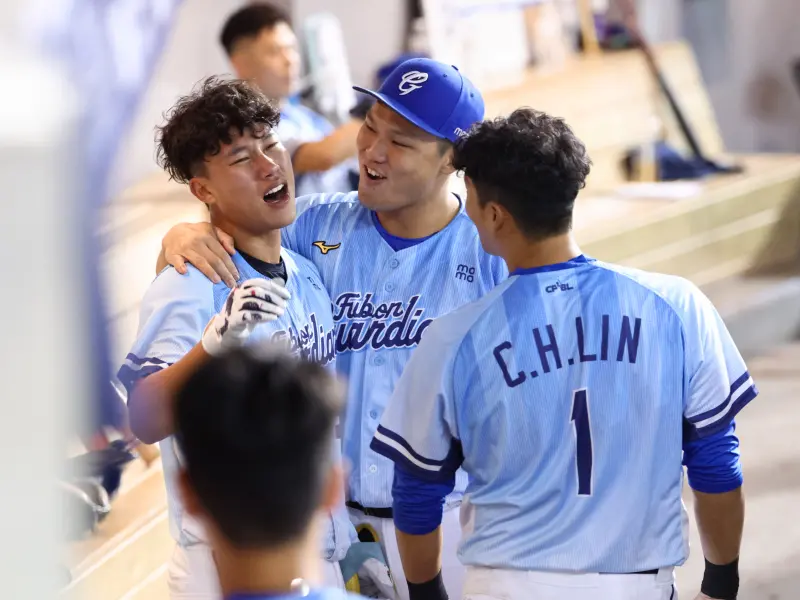 ▲王念好（左）打出本季首轟後，回到休息室接受許多學長們慶祝，他透露每天滑社群，都會看到球迷在討論自己，很想證明自己。（圖／富邦悍將提供）