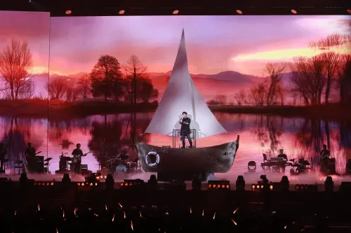 ▲周華健（如圖）《少年的奇幻之旅3.0》演唱會，舞台上出現一艘大船，他像是船長一樣站在船上唱歌。（圖／記者嚴俊強攝影）