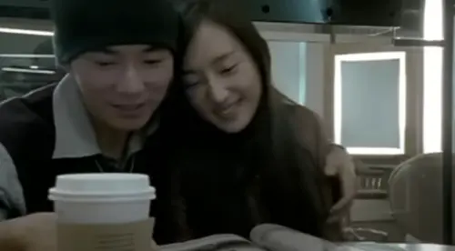 ▲柯佳嬿（右）因出演周董〈楓〉的MV出道。（圖／周杰倫 Jay Chou YouTube）