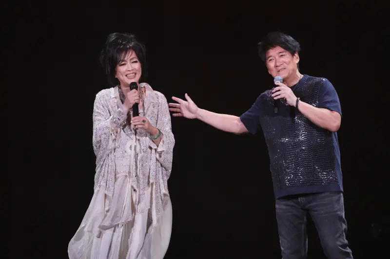 ▲歌手周華健（右）今（20）日晚間在台北小巨蛋開唱，歌手齊豫（左）擔任嘉賓獻唱。周華健回憶初次聽齊豫歌聲，簡直瘋了。（圖／記者嚴俊強攝影）