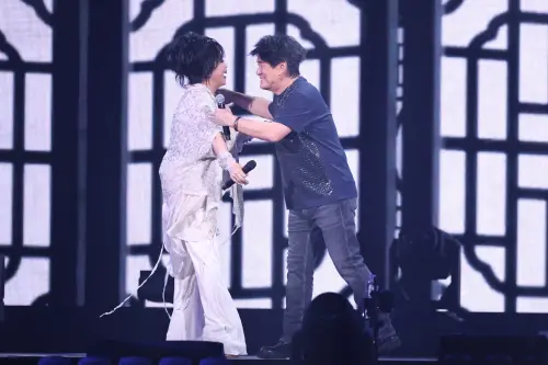 ▲齊豫（左）回憶最初很賞識周華健（右）的才華，還介紹唱廣告歌的機會給他。（圖／記者嚴俊強攝影）