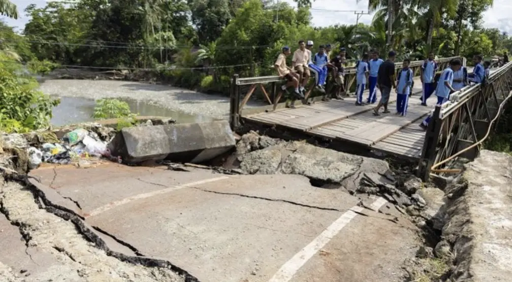 ▲印尼中巴布亞省強震造成橋梁嚴重受損，水泥路面出現大裂縫與斷層塌陷。（圖／翻攝自星洲日報）