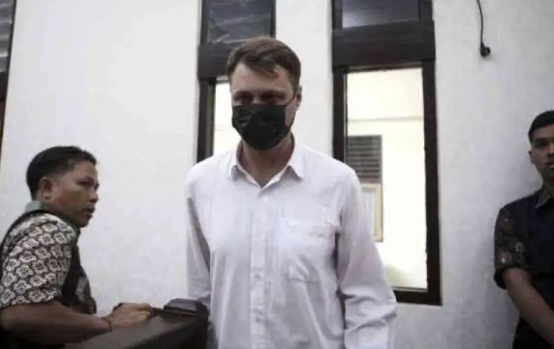 ▲烏克蘭籍被告納札倫科（Roman Nazarenko）在峇里島法院出庭，因涉製毒案件接受審理。（圖／美聯社／達志影像）