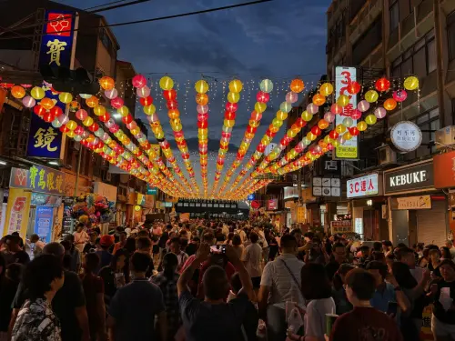 2025苗栗苑裡「鬼門關夜市」擠爆！白天就湧6萬人　震撼空拍照曝
