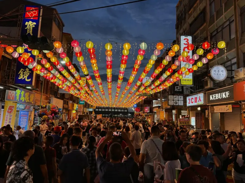 ▲苗栗苑裡鬼門關夜市今晚登場，人潮自中午起就湧現，今年規模更盛大，共有約400個攤位進駐，號稱下午參與人數就突破6萬人，場面熱鬧非凡。（圖／取自Threads@yaowein）