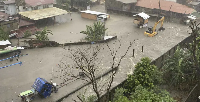 ▲強降雨造成菲律賓部分地區嚴重淹水，街道幾乎成河，連大型怪手和卡車都陷入水中動彈不得，居民生活大受影響。（圖／翻攝自Cebu Daily News）