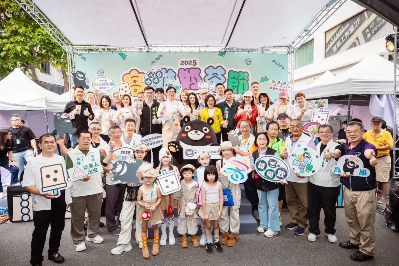 ▲「2025高雄奶茶節」今天登場，各式特色奶茶魅力無法擋，首日即吸引5萬名民眾湧入，成為全台奶茶迷夢寐以求的「奶茶大道」。(圖／高市府提供)