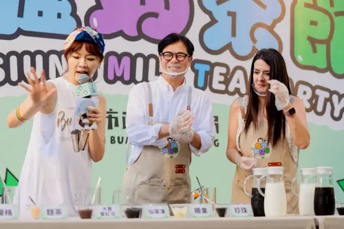 ▲高雄市長陳其邁攜手知名法國網紅Anna，共同調製限定特調「雄喝飲」，為活動揭開序幕。(圖／高市府提供)