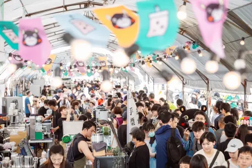 ▲鹽埕的「奶茶一條街」更以創新飲品結合在地老字號名店而享譽全台，琳瑯滿目的口味選擇，滿足各種味蕾需求。(圖／高市府提供)