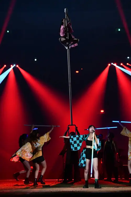 ▲潔潔於表演最後，爬上3層樓高的桿頂「高空作業」，不僅站在桿頂上，Ending Pose甚至四肢放開，展現出在空中飄浮的姿態。（圖／記者林柏年攝,2025.09.20）