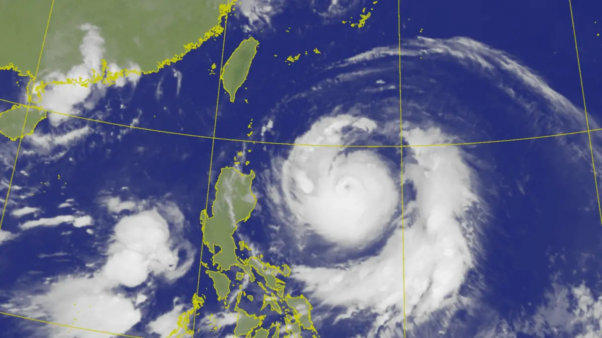 ▲第18號颱風「樺加沙」又強又大，挑戰強颱、今年風王紀錄，中央氣象署預計周日上午8時30分發布海上颱風警報，北部、東半部周日傍晚變天有雨。（圖／中央氣象署cwa.gov.tw）