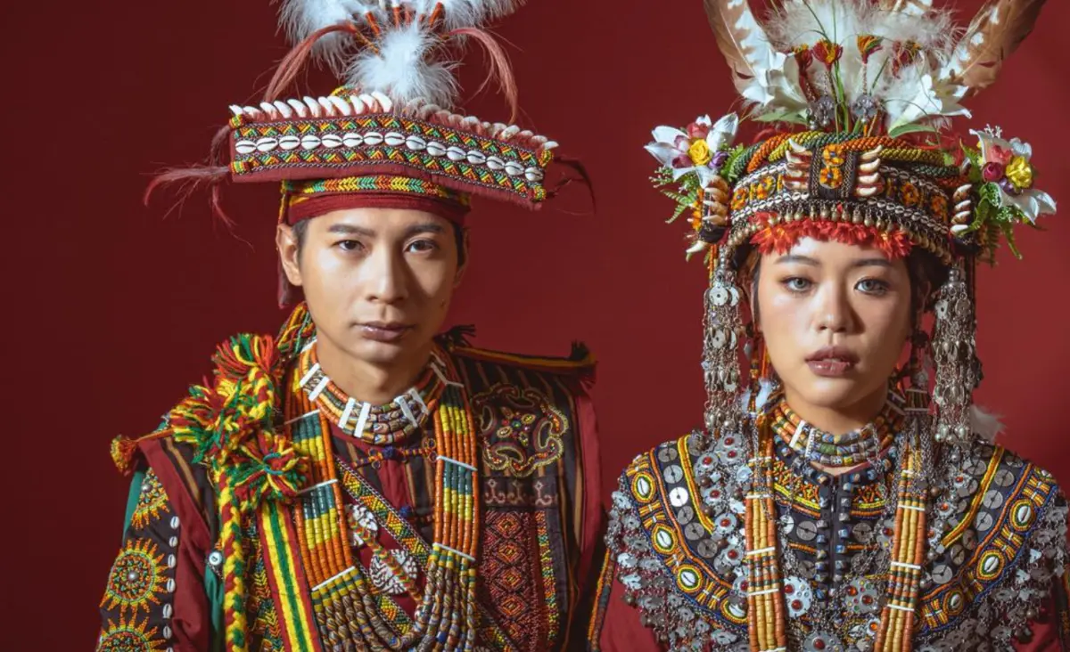 ▲逸祥（左）昨日與妻子紫布爾正若（右）舉辦了盛大的排灣族傳統婚禮，日期剛好撞上前女友白白生日，白白昨晚也發文大方為逸祥送上16字祝福。（圖／黃逸祥粉絲團臉書）