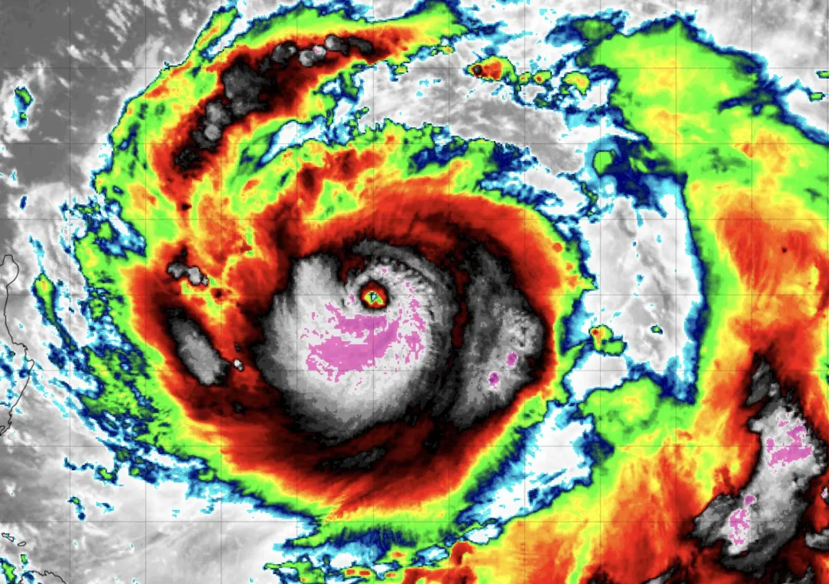 ▲樺加沙颱風今（21）日上午8時30分發布「海上警報」，「陸上警報」也可能在今晚發布，由於發展環境好，樺加沙颱風最快今天就會增強為「強烈颱風」。（圖／翻攝tropical tidbits）