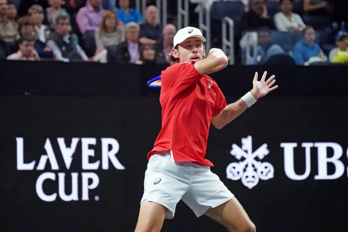 ▲澳洲網球好手德米納爾（Alex de Minaur）在拉沃盃（Laver Cup）打出驚奇一役，以直落二爆冷擊敗茲維列夫，世界隊追平戰局，整場宛如傳奇費德勒上身。（圖／路透／達志影像）