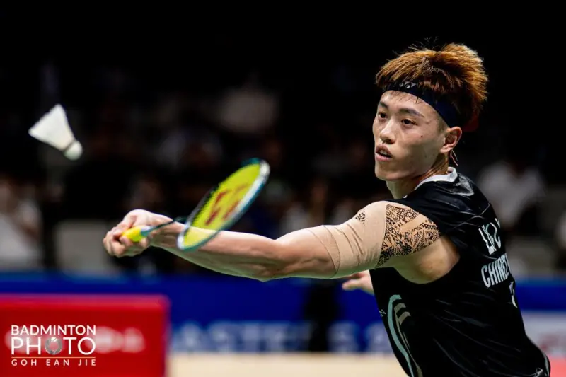 ▲「左手重砲」林俊易於昨（20）日完間於中國羽球大師賽（BWF超級750系列）男單4強賽中以21：19、21：14直落2擊退世界排名第2的丹麥名將安童森（Anders Antonsen），成功下剋上粉碎安童森的衛冕夢，也成為繼周天成之後，台灣第2位闖進750等級決賽的男單選手。(圖／林俊易FB）