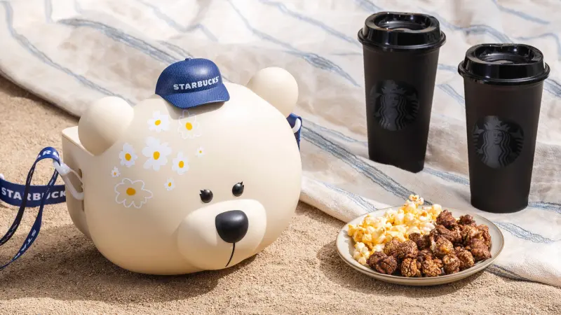 ▲星巴克表示，本週「買一送一、第二杯半價」外送優惠，全台門市星冰樂單杯特價，Bearista牛仔熊熊杯架爆米花桶也開賣。CAMA CAFE開幕9折一次看。（圖／星巴克提供）