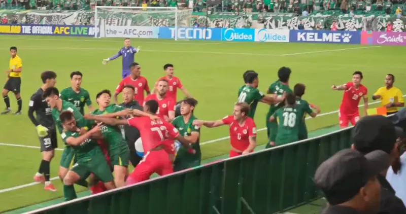 ▲日前在中國北京舉行的「亞足聯冠軍聯賽二級聯賽」中超的北京國安交手越南河內公安俱樂部的賽事中，疑似越南球員不滿中國球員何宇鵬被犯規後拖延時間，將他拖回場內，引發大規模衝突。（圖／取自微博）