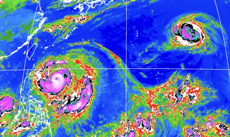 ▲颱風「樺加沙」雖仍是中颱，但預計今天升級為強颱，和東南方的另一個「浣熊」共存。（圖／中央氣象署cwa.gov.tw）