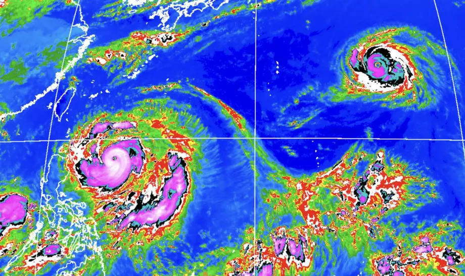 ▲颱風「樺加沙」雖仍是中颱，但預計今天升級為強颱，和東南方的另一個「浣熊」共存。（圖／中央氣象署cwa.gov.tw）