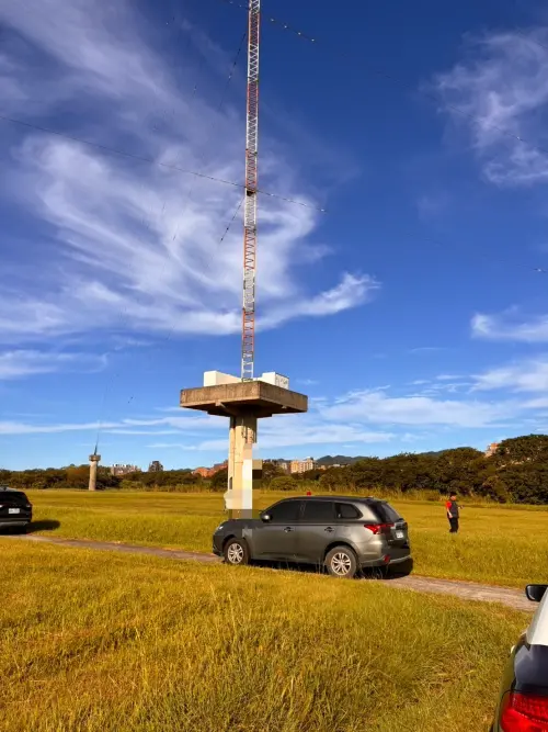 ▲ 新北土城21日清晨驚傳憾事，一對夫妻被發現陳屍廣播塔上，警方初步研判疑因經商失敗欠債輕生，詳細原因仍待調查。（圖／翻攝畫面）