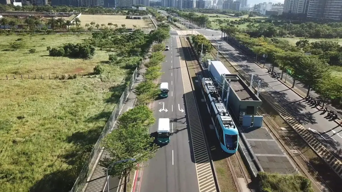 ▲9月22日被稱為「無車日」或是「世界無車日」、「國際無車日」，主旨是鼓勵當日放棄使用私家車輛，盡量搭公共運輸、騎單車或步行。新北市也響應推出一元搭輕軌活動。（圖／新北市政府提供）