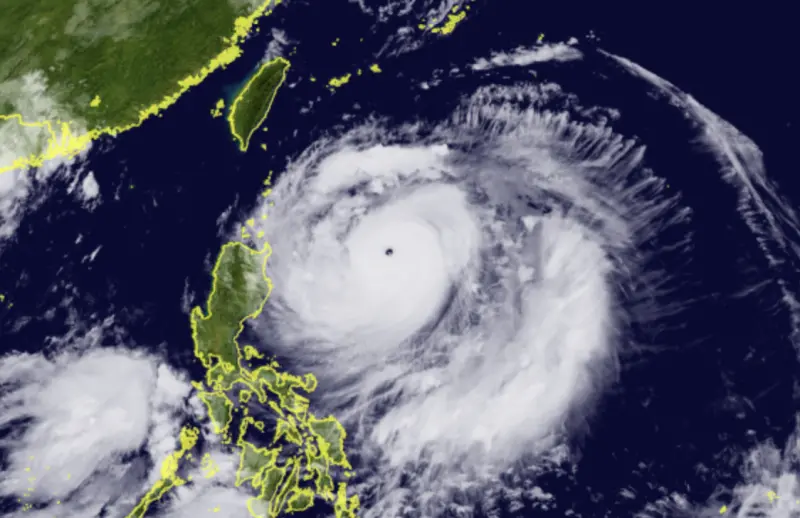 ▲樺加沙颱風強度穩定提升，未來暴風半徑上看300公里，「台東、屏東、高雄、花蓮、台南、嘉義縣市」未來可能被暴風圈接觸。（圖／向日葵8號衛星）