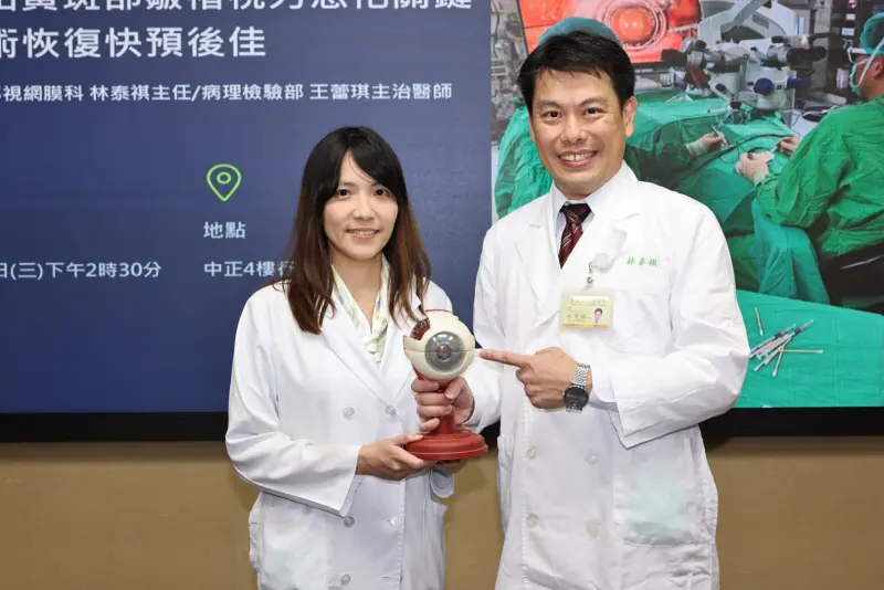 ▲林泰祺主任（右）、王蕾琪醫師合作研究發現黃斑部皺褶「膠質細胞」大量增生，是造成視力惡化的關鍵。（圖／台北榮總提供）