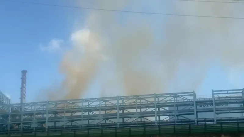 ▲ 高雄市小港區中鋼工廠21日上午發生火警，廠區冒出大量白色濃煙，消防人員趕抵現場搶救。（圖／翻攝畫面）