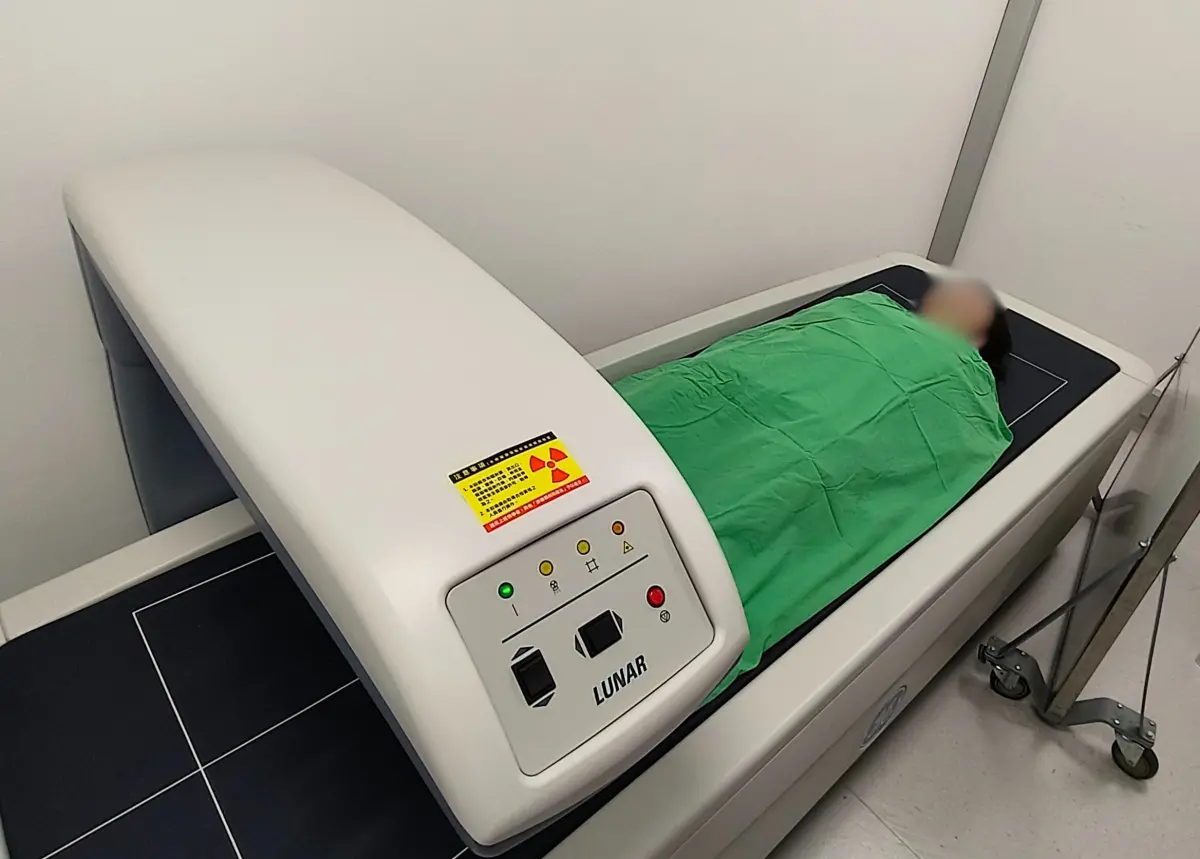 ▲恩主公醫院引進全新一代DXA骨密度儀，除骨質檢測外，同時還能分析脂肪分布及代謝風險。（圖／恩主公醫院提供）