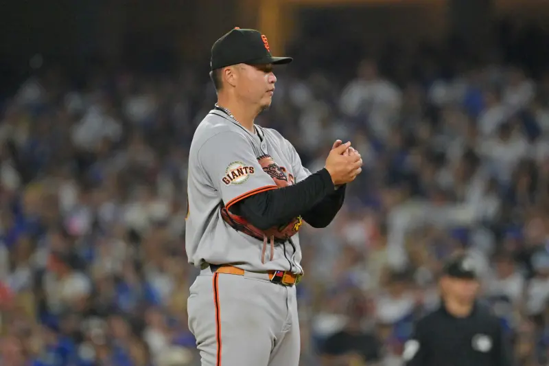 ▲隨著美國職棒大聯盟（Major League Baseball）2025年球季進入尾聲，效力舊金山巨人的台灣旅美投手鄧愷威，以穩定的三振能力留下令人深刻的印象。今（28）日鄧愷威接受美國棒球影音頻道《Bat Boys》專訪時，暢談從高中赴美發展的初心、初來乍到的語言挑戰，以及如何適應美式職棒的團隊氛圍。（圖／路透／達志影像）