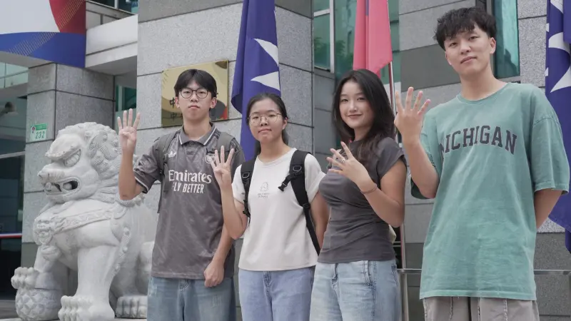 ▲律師葉慶元的女兒葉喆榛（右2）幫郝龍斌抽號次，引發網友討論。（圖／翻攝郝龍斌臉書）