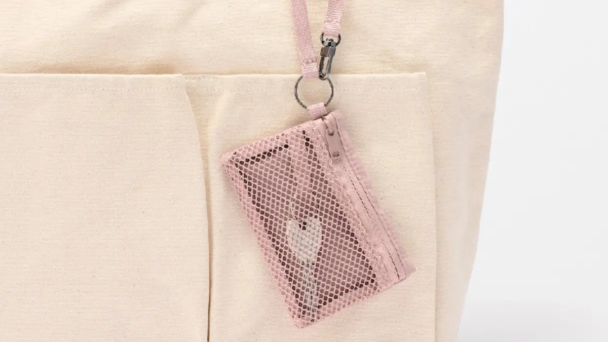 ▲無印良品收納神物「聚酯纖維卡片夾」粉紅色Threads上爆紅！網友表示「史上最好用的鑰匙包」；還有人拋棄Chanel改用它。全台官網缺貨，momo購物網還買得到卡其色。（圖／翻攝自momo購物網）