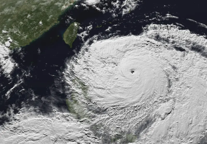 ▲樺加沙颱風因「海溫偏暖、風切小」，加上海上滯留時間長，強度已達強颱，暴風半徑擴大至300公里。（圖／翻攝NCDR）