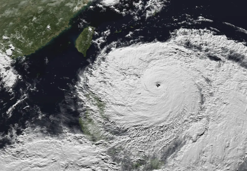 ▲因應樺加沙颱風逼近，台電嚴陣以待，已完成防災設備及備料盤點，並部署逾4000名搶修人力待命、備妥搶修車輛與機具，必要時將迅速啟動支援機制。（圖／翻攝NCDR）