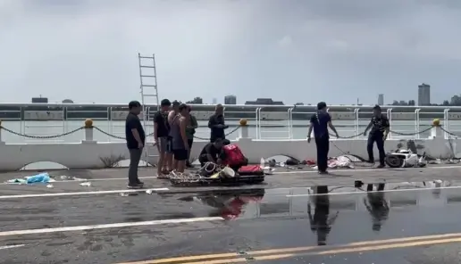 ▲高雄澄清湖21日上午發生車禍，小貨車失控撞上一輛載祖孫三代的機車，61歲阿嬤墜湖命危。（圖／翻攝畫面）