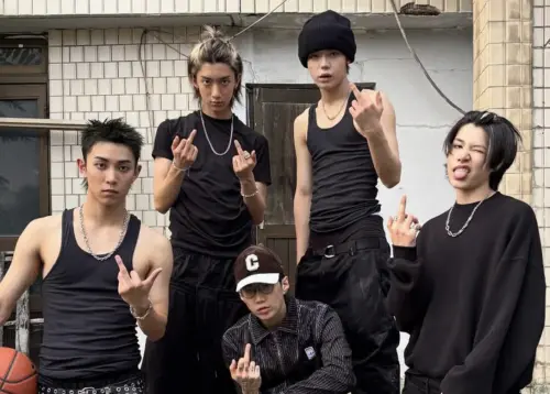 ▲LNGSHOT出道前概念照全員對鏡頭比中指惹議。（圖／＠lngshot4sho IG）