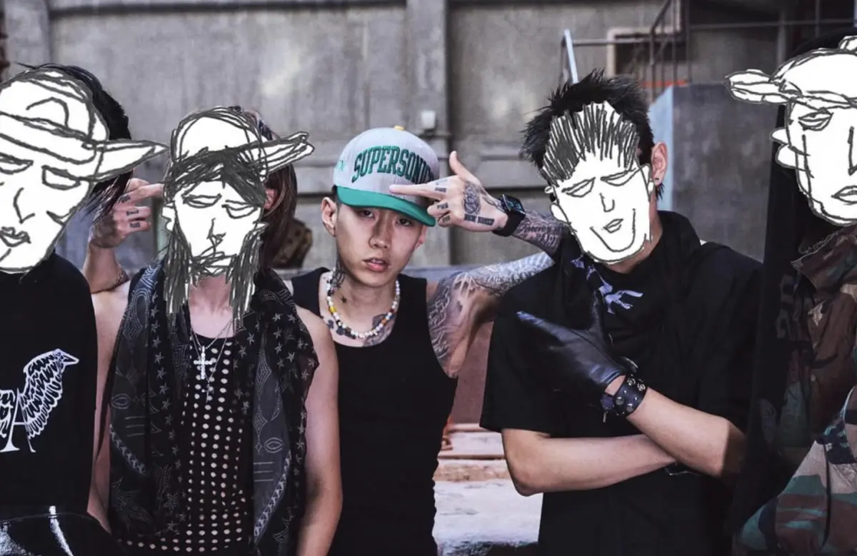 ▲嘻哈歌手朴載範（Jay Park，中）操刀新男團LNGSHOT即將出道，日前官方釋出團體照，沒想到竟是成員對著鏡頭比中指的照片，引起許多爭議。（圖／@lngshot4sho IG）