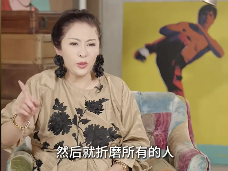 ▲「向太」陳嵐（如圖）在自己的抖音短片裡揭露某位「雙面人巨星」的恐怖真面目，表示對方曾經讓兩個老演員在冰天雪地裡等他一天，都不出來拍，很會折磨人，被網友認為就是在講張柏芝。（圖／摘自向太陳嵐抖音）