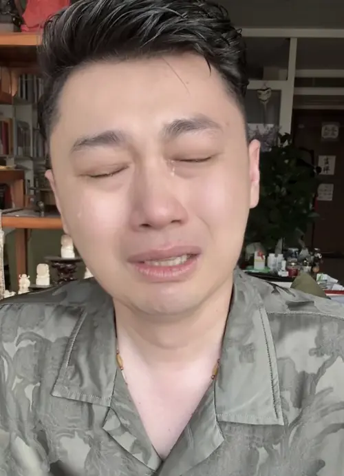 ▲李林在直播間痛哭，不捨于朦朧離世。（圖／李林 微博）