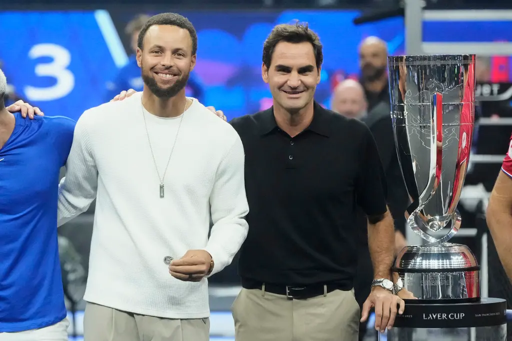 ▲金州勇士當家球星柯瑞（Stephen Curry）。他與傳奇球王費德勒（Roger Federer）一同亮相拉沃盃，擔任艾卡拉茲（Carlos Alcaraz）與弗里茨（Taylor Fritz）之戰的開球嘉賓，掀起全場最熱烈的歡呼。（圖／美聯社／達志影像）