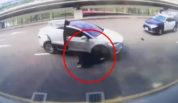 ▲桃園國際機場第一航廈20日發生白牌車拒檢衝撞事件，當時車上一名香港籍女子被甩出車外，還好有熱心民眾把她救起，事後她已向救援者報平安並致謝。（圖／翻攝畫面）