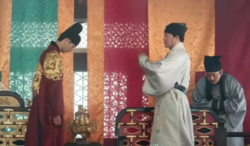 ▲李彩玟（左）向使臣低頭爆辱韓！《暴君》遭疑中國介入　作者不忍發聲。（圖／翻攝自Netflix）