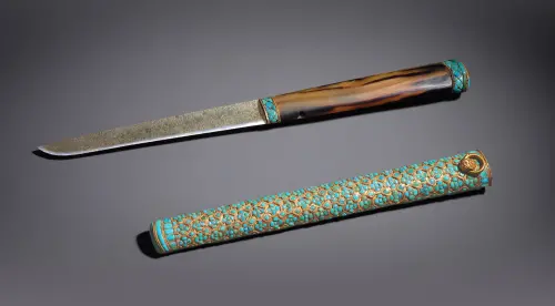 ▲「味餘書室」展出清乾隆〈御製飾金嵌綠松石佩刀〉。（圖／台北文華藝博提供）