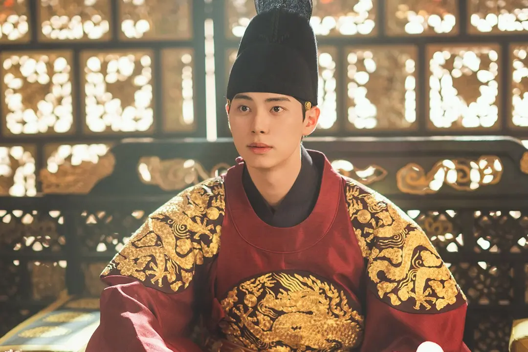 ▲《暴君的廚師》因「國王與明朝使臣同席」劇情遭批扭曲史實，原作者朴國宰引用《國朝五禮儀》反駁，指出使臣座次確實高於國王，屬於外交禮制，並強調劇情並未失真。（圖／IG@tvn_drama）